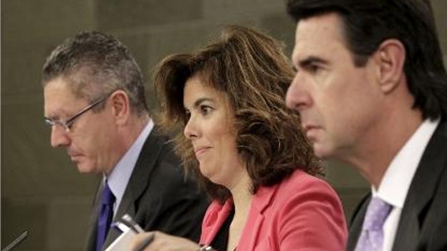 Alberto Ruiz Gallardón (i), con la vicepresidenta del Gobierno, Soraya Sáenz de Santamaría.