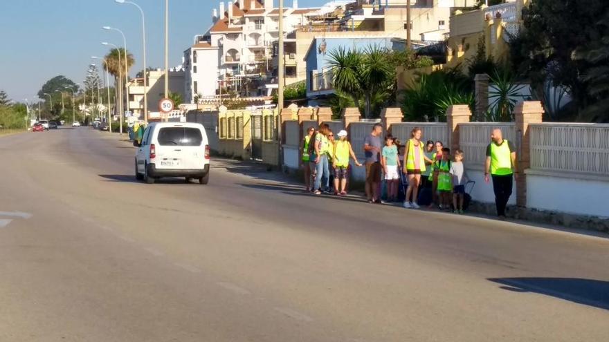 Los vecinos de Benajarafe reivindican el acerado norte de la carretera N-340