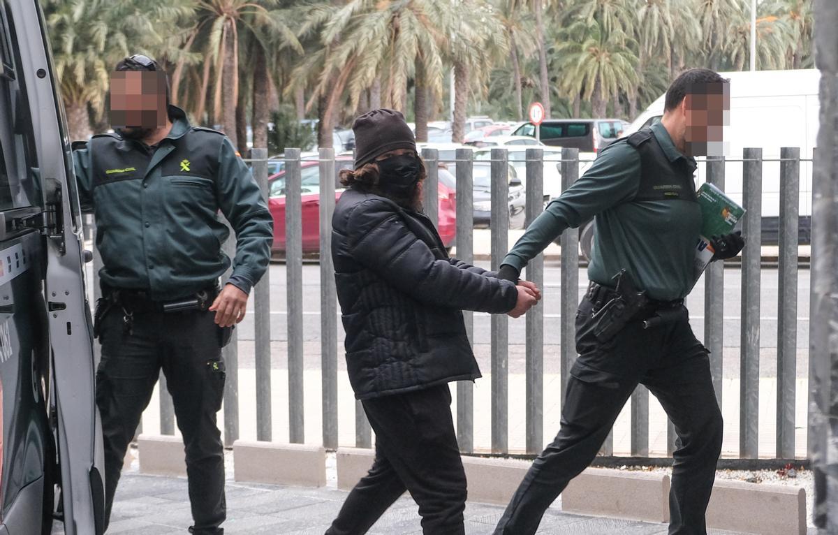 La Guardia Civil ha trasladado al acusado a la Ciudad de la Justicia de Elche.