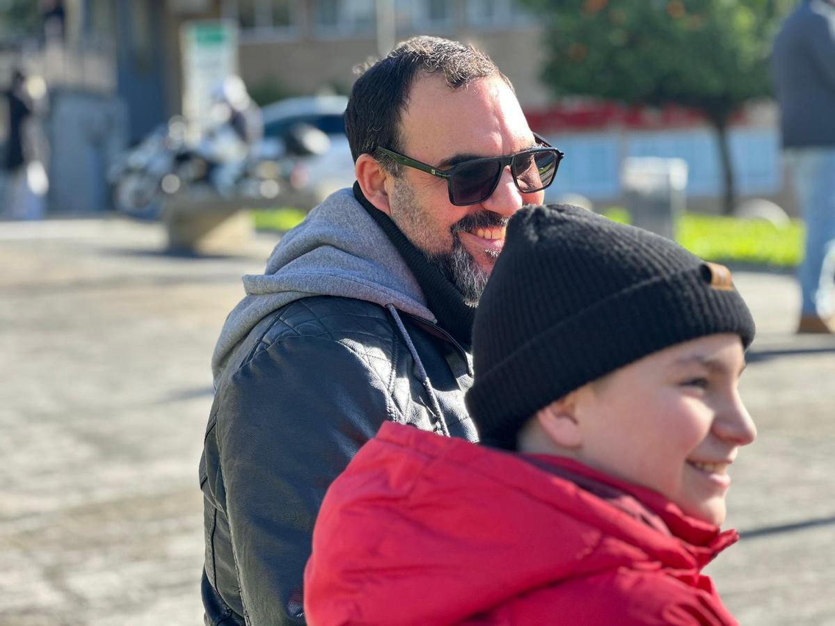 Lucas y su padre, Armando, en la entrada del Hospital de Día del Virgen del Rocío.