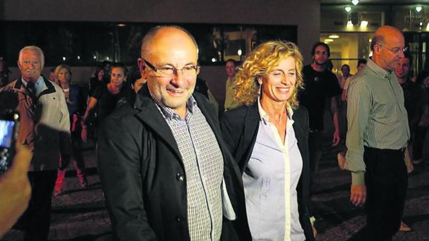 Francisco Rodríguez y su pareja, Mercedes Astorga, abandonan el juzgado de Lugo tras la detención del exregidor el pasado septiembre. // Jesús Real