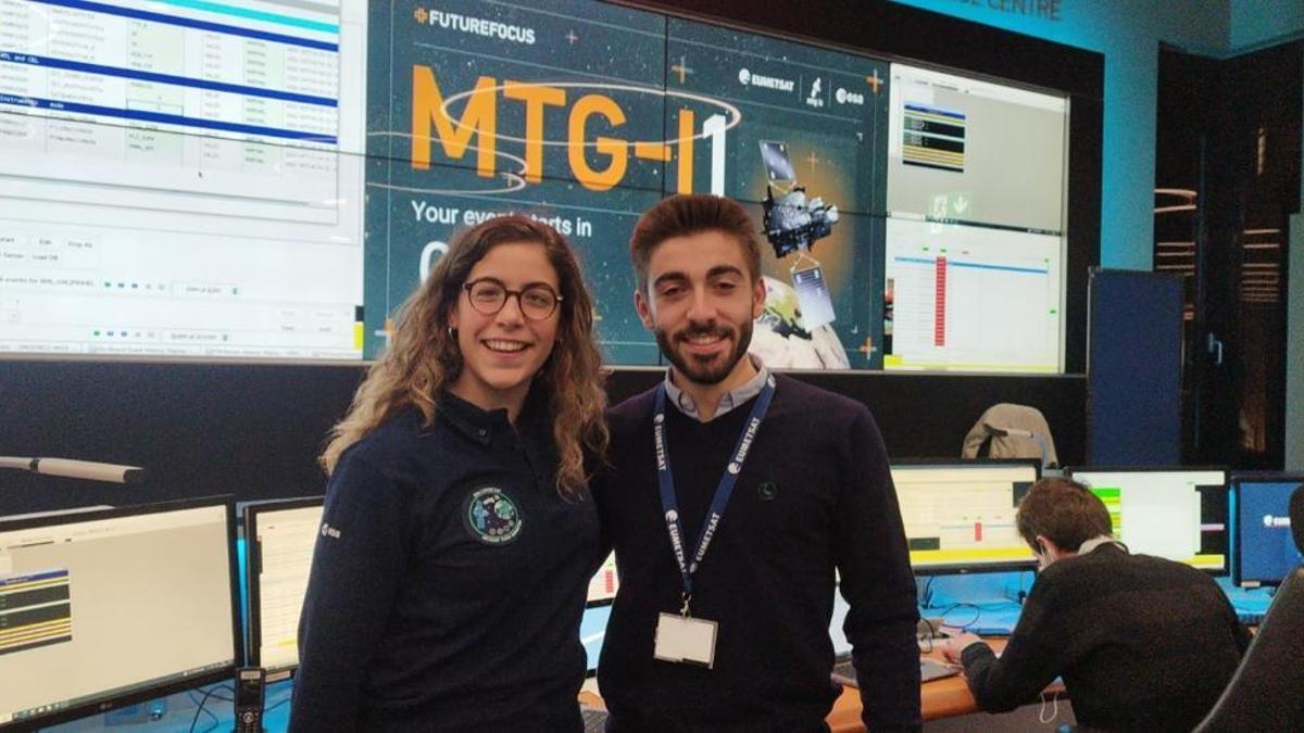 Sara Rodríguez y Pablo Sueiro, en la sala de control de Eumetsat momentos antes del lanzamiento.