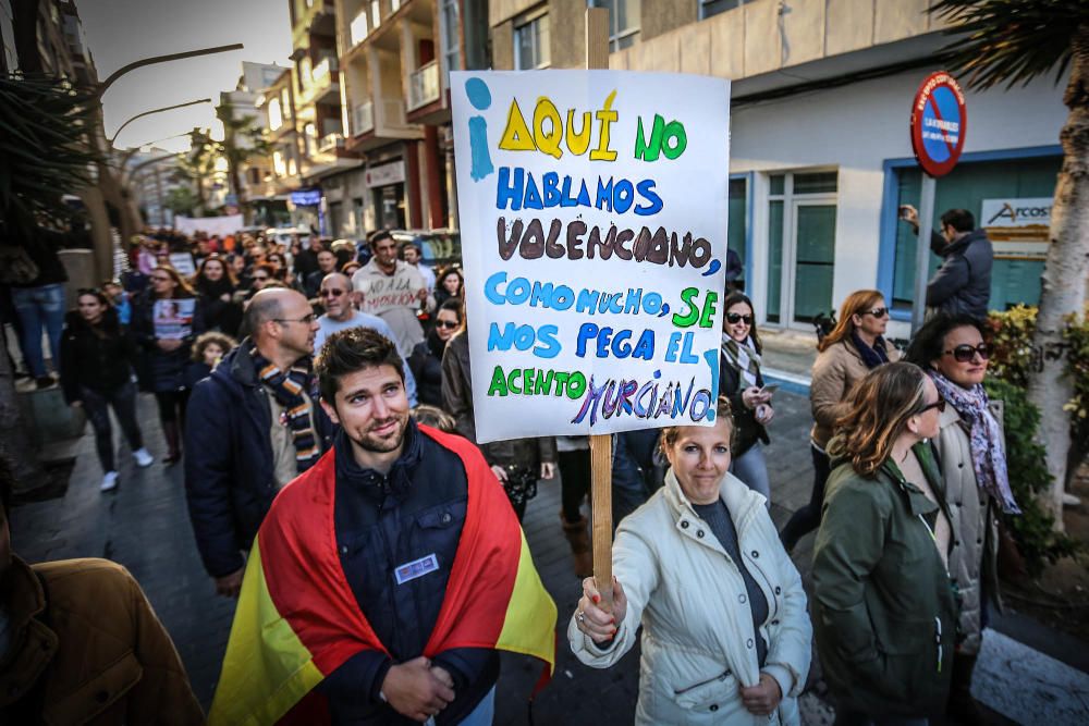 Docenas de padres secundan la protesta contra el decreto de Marzà del modelo educativo en Torrevieja y reclaman su derogación en una prortesta que ha recorrido las calles de la ciudad