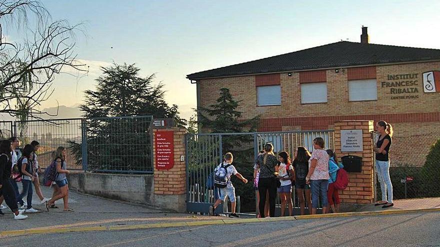 Un grup d&#039;alumnes entren a l&#039;institut Francesc Ribalta de Solsona