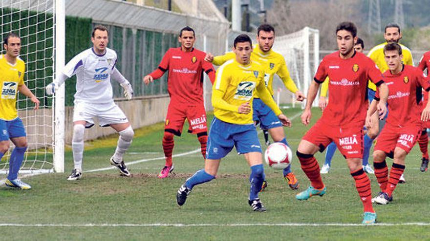 Una de las numerosas acciones de peligro que tuvo ayer el Mallorca B ante el Orihuela.