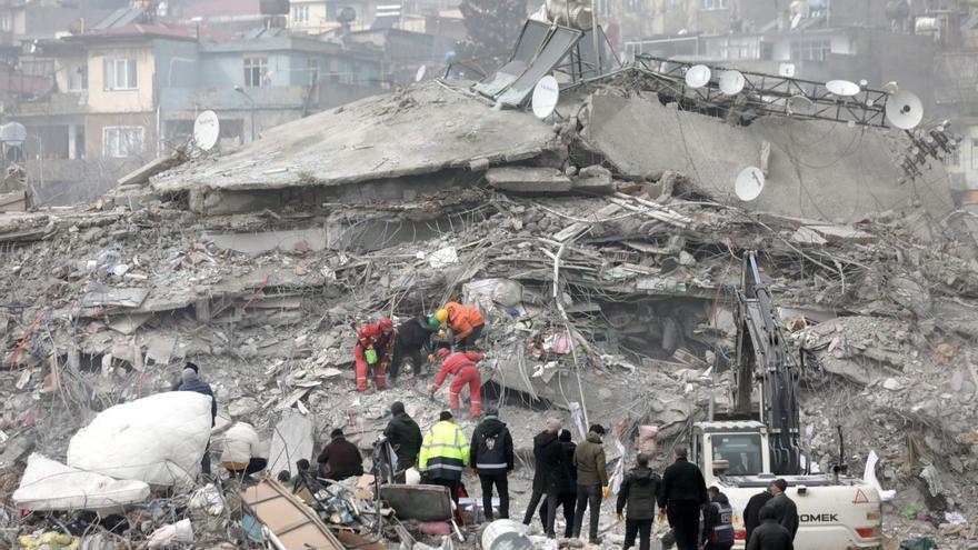 Personal d’emergència treballa en edificis col·lapsats a la ciutat de Kahramanmaras, Turquia