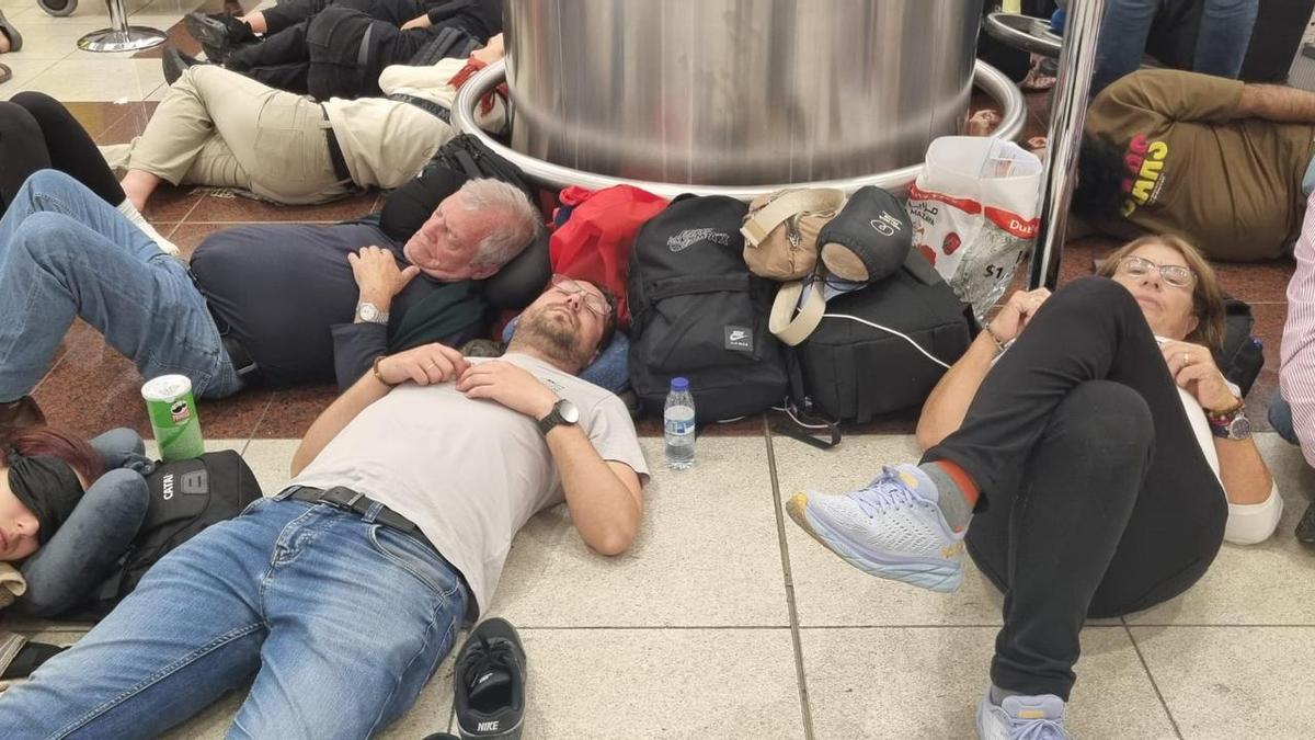 Los matrimonios canarios y otros pasajeros afectados, durmiendo en el suelo del aeropuerto de Dubái