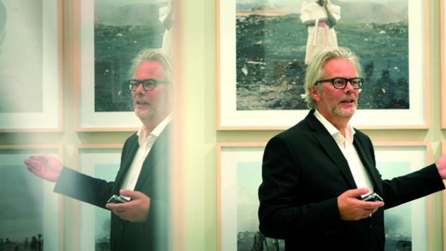 Win van Sinderen, comisario de la exposición y conservador jefe del Museo de Fotografía de La Haya, ayer en la sala San Antonio Abad. | quique curbelo