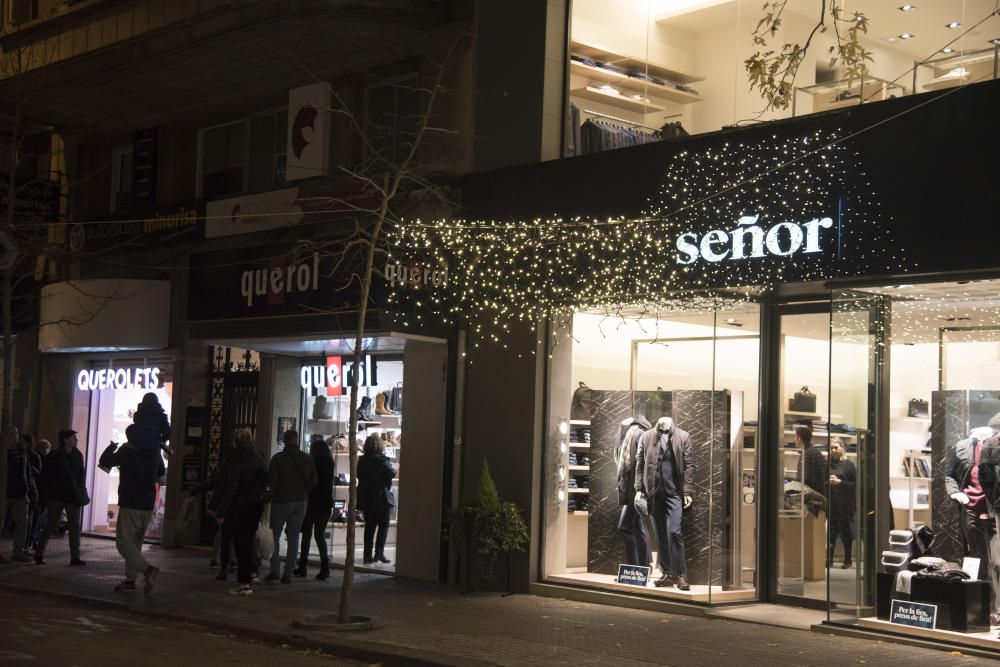 Manresa s'il·lumina per Nadal amb el principal carrer comercial a clapes