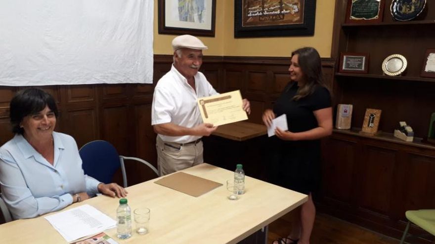 José María Montes recoge el premio, en presencia de Esperanza del Fueyo.