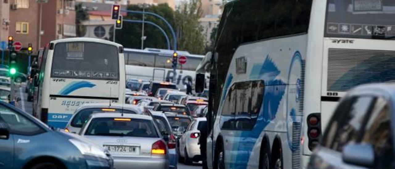 Alertan de problemas con las becas del transporte escolar