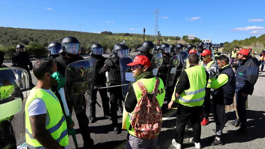 Los agricultores de Córdoba cortan la A-45 en Lucena