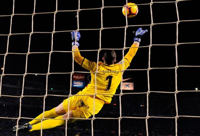 El portero español de Leganés, Pichu Cuellar, salta por el balón durante el partido de fútbol de la Liga española entre Barcelona y Leganés en el estadio Camp Nou.