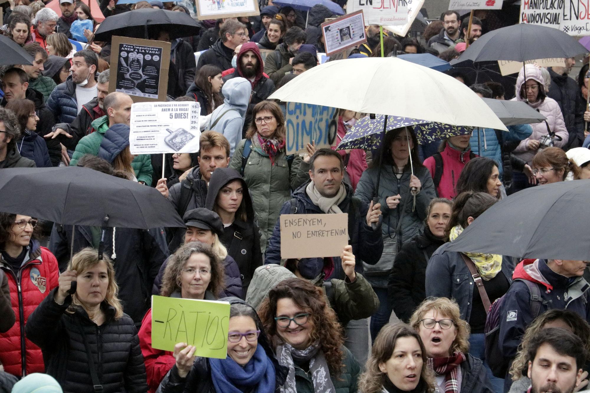 Els docents gironins es tornen a manifestar en la segona jornada de vaga