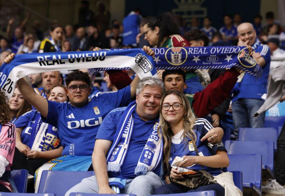 Aficionados azules, ayer, en la grada del Carlos Tartiere. | LUISMA MURIAS
