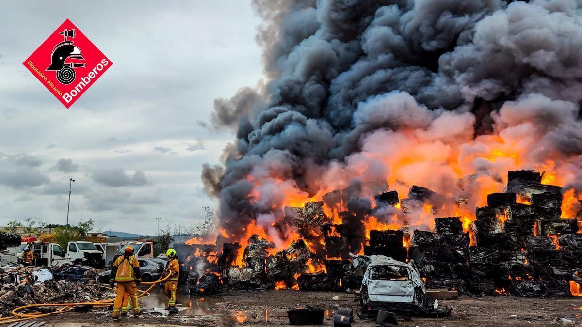 Así fue el trabajo de los bomberos en la extinción del incendio de Desguaces Mora