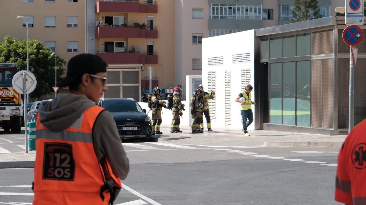Las imágenes del incendio del aparcamiento del Cetis en Ibiza