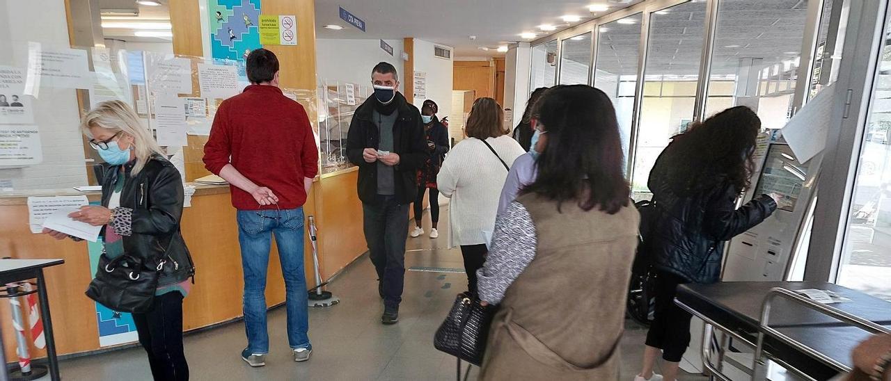 Pacientes hacen cola en el centro de salud de A Doblada