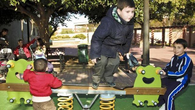 Imágenes del barrio. Un grupo de niños juega en los columpios del parque de San Agustín a la salida del colegio. Dos vecinas se dirigen con el carro de la compra desde San Agustín al mercadillo de Teulada. José sonríe a la cámara en el bar de la Casa de Andalucía. La calle Tubería, vista desde el interior del horno San Agustín con sus dulces en el escaparate.