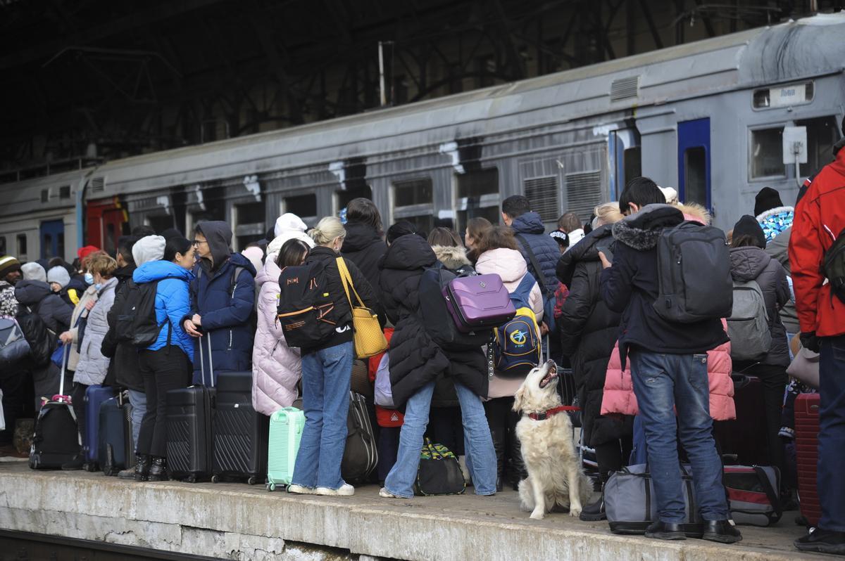 Un andén de la estación de tren de Lviv, en Ucrania, repleto de gente que espera para coger un tren que les lleve a Polonia.
