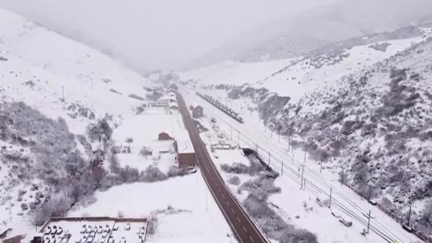 La nevada sorprende a los conductores en el Puerto de Pajares: &quot;No llevamos cadenas y no nos la vamos a jugar&quot;