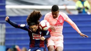 Semedo disputa un balón con Marc Cucurella, del Eibar