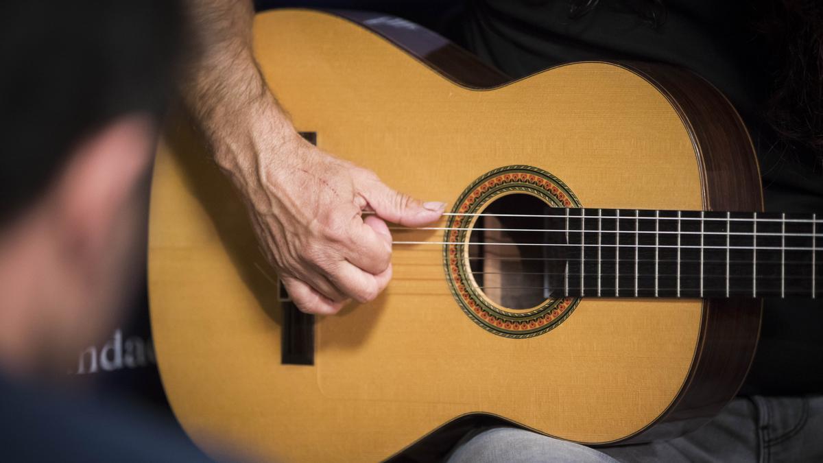 La mano del guitarrista flamenco Tomatito durante un toque