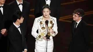 La ceremonia de los Oscar corta de manera abrupta el discurso de los ganadores a mejor canción por 'Golden'