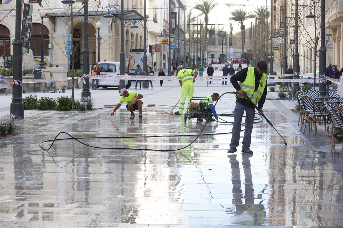 Operarios de la concesionaria continúan trabajando en el pavimento.