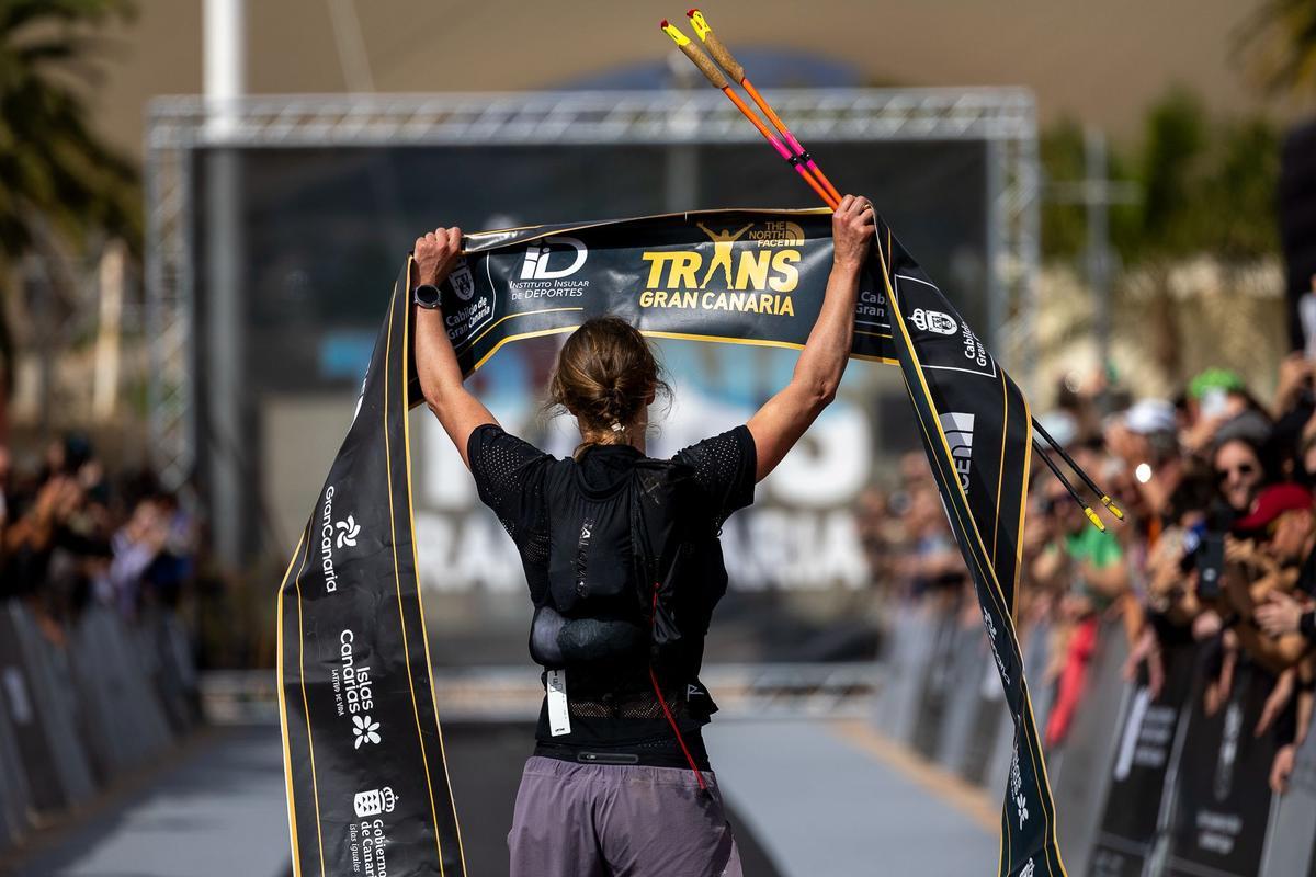 Henriette Albon celebrando su triunfo en la Transgrancanaria