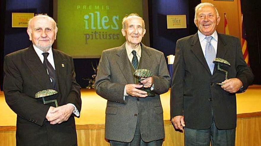 Los galardonados en los Premis Illes Pitiüses de 2001.