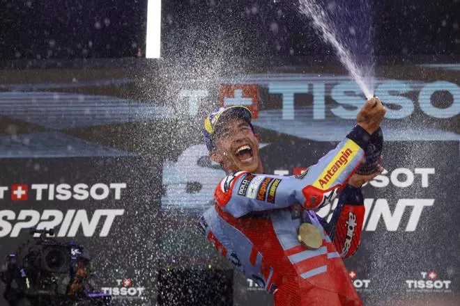 En imágenes | Marc Márquez recupera la sonrisa en Motorland