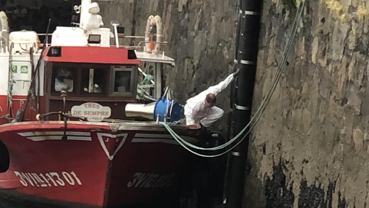Encuentran de madrugada el cadáver de una persona en el puerto de Ribeira