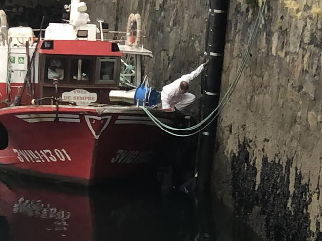 Un cadáver en el mar y encadenado en Ribeira: la opción del suicidio cobra fuerza