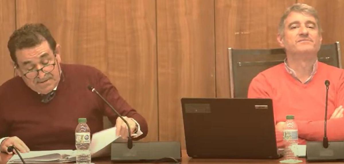 Un momento del pleno de ordinario del mes de abril con el teniente alcalde Manuel Mestre (Vox) y el alcalde Pepe Vegara (PP)