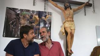 Willy Toledo declara debajo de un Cristo