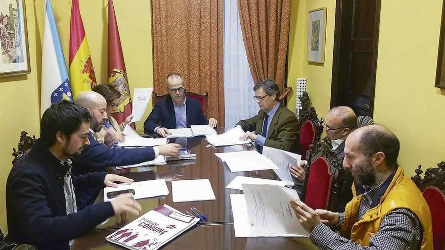 Reunión de la junta de portavoces que se celebró ayer, en la que también participó la edil de Personal, Flora Moure. // Iñaki Osorio