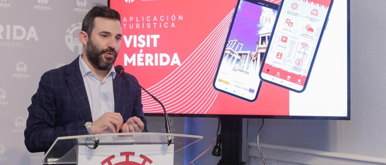 El concejal de Turismo, Felipe González, durante la rueda de prensa, este pasado viernes en Mérida.