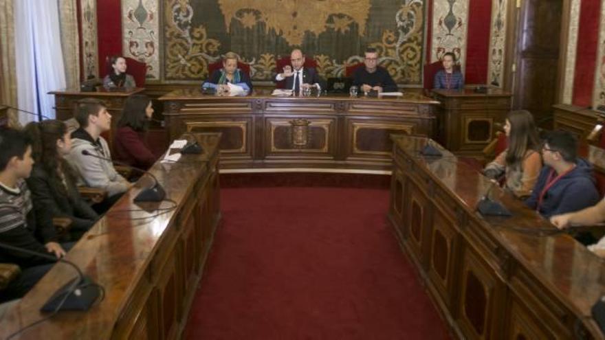 Un instante del pleno juvenil celebrado ayer en el Ayuntamiento.