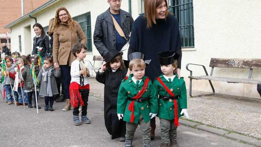 Una pareja de la Guardia Civil, seguida por el cura y el músico.