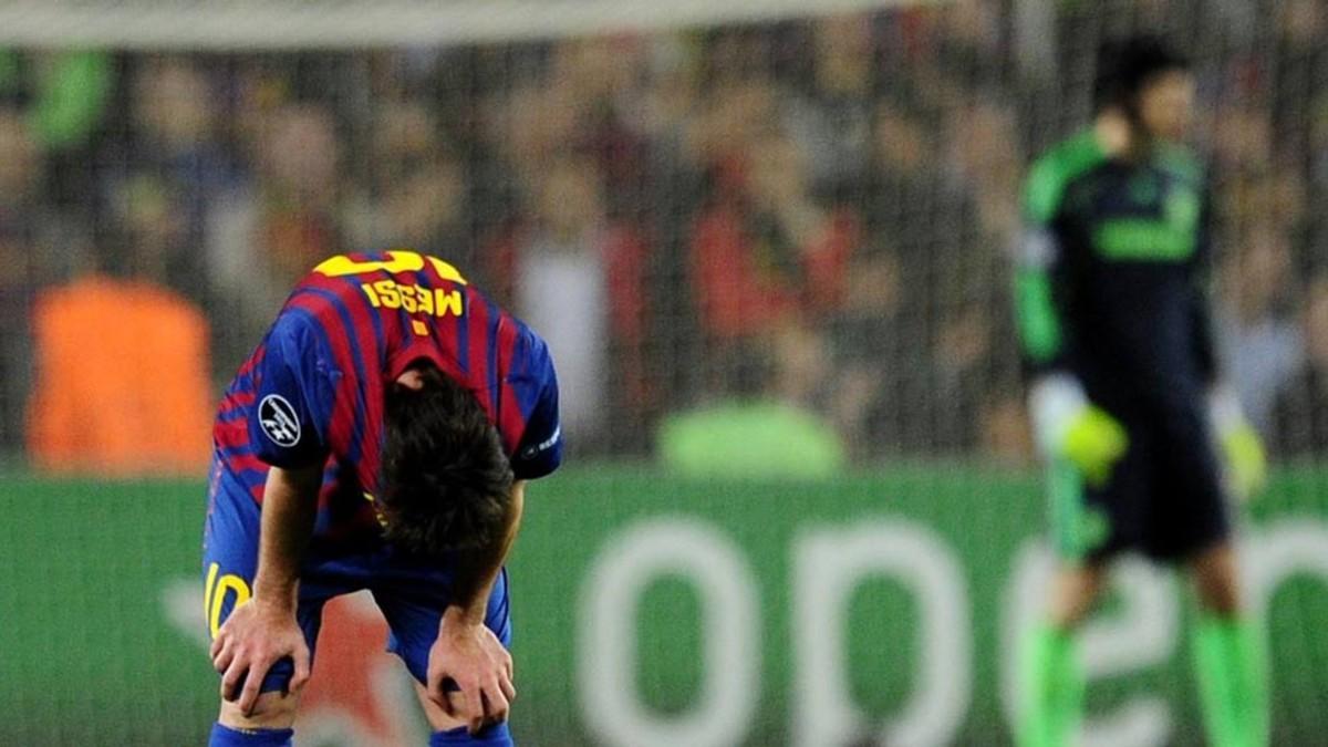 Leo, tras fallar un penalti ante el Chelsea en el Camp Nou