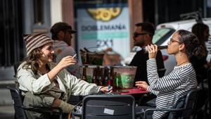 Personas fumando en una terraza del centro de la ciudad de Barcelona, en 2024