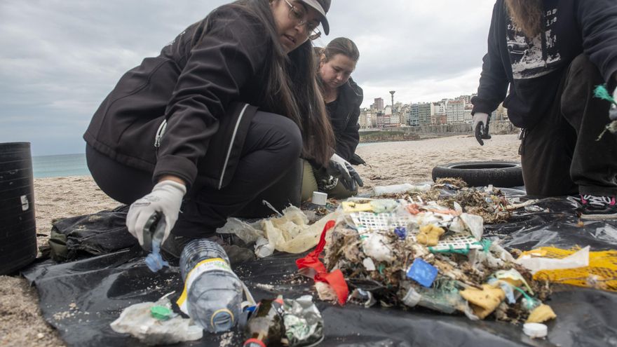 Recogida de basura marina en la playa del Orzán