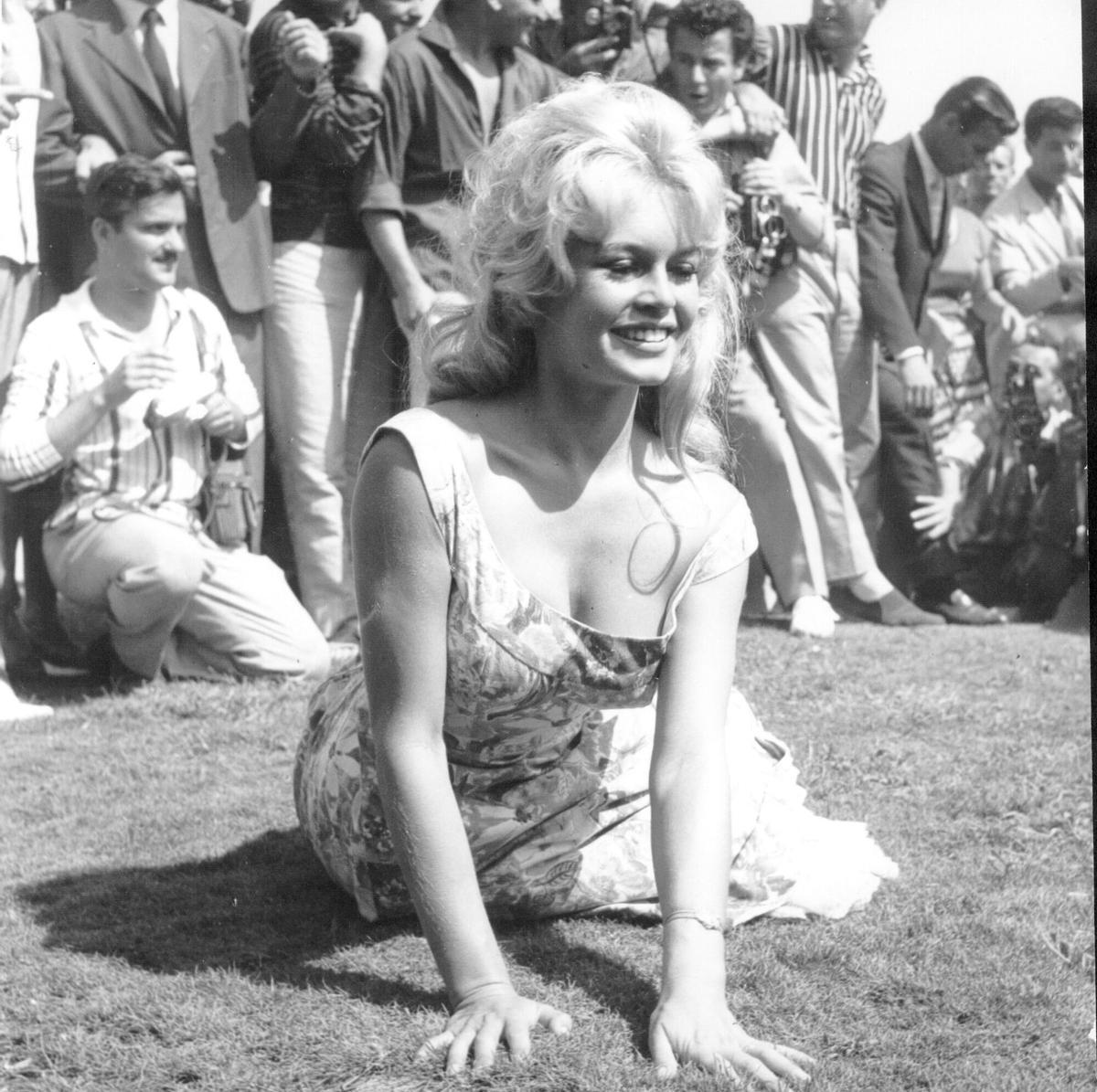 VERANO FESTIVAL DE CINE DE VENECIA AÑOS 40 Y 50   1958 BARDOT. FESTIVALES CINE , FESTIVAL DE CINE DE VENECIA 1958 , HISTORIA , ACTRICES , BRIGITTE BARDOT _ GENERAL, PLANO