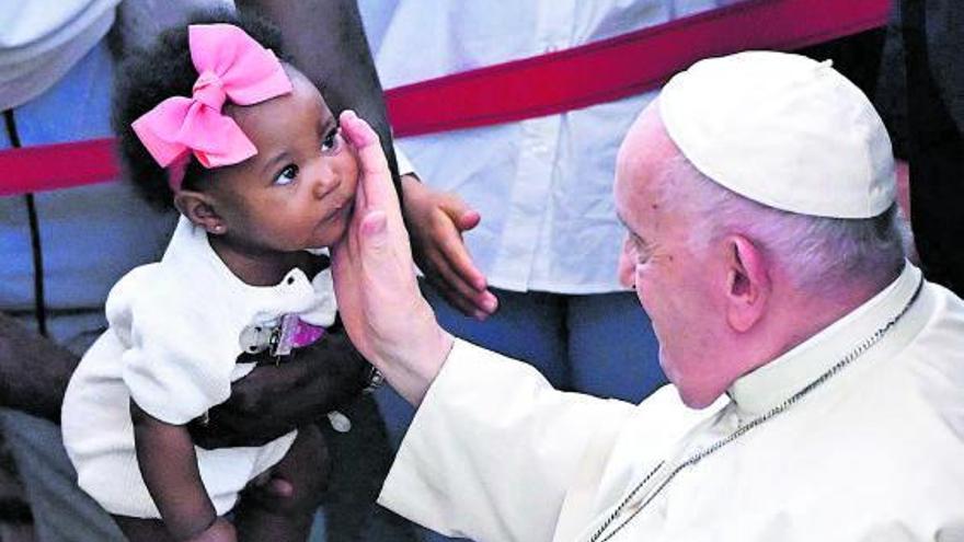 El Papa saluda a una niña pequeña, ayer, en Lisboa. |   // MAURIZIO BRAMBATTI