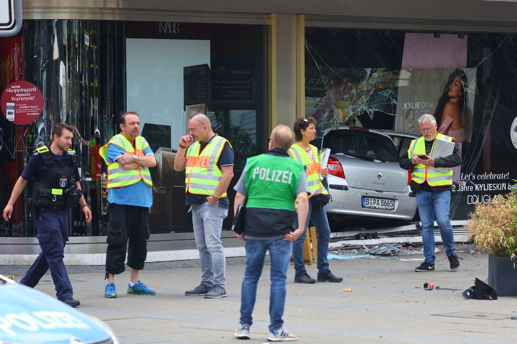 Un cotxe ha atropellat una multitud a l’oest de Berlín