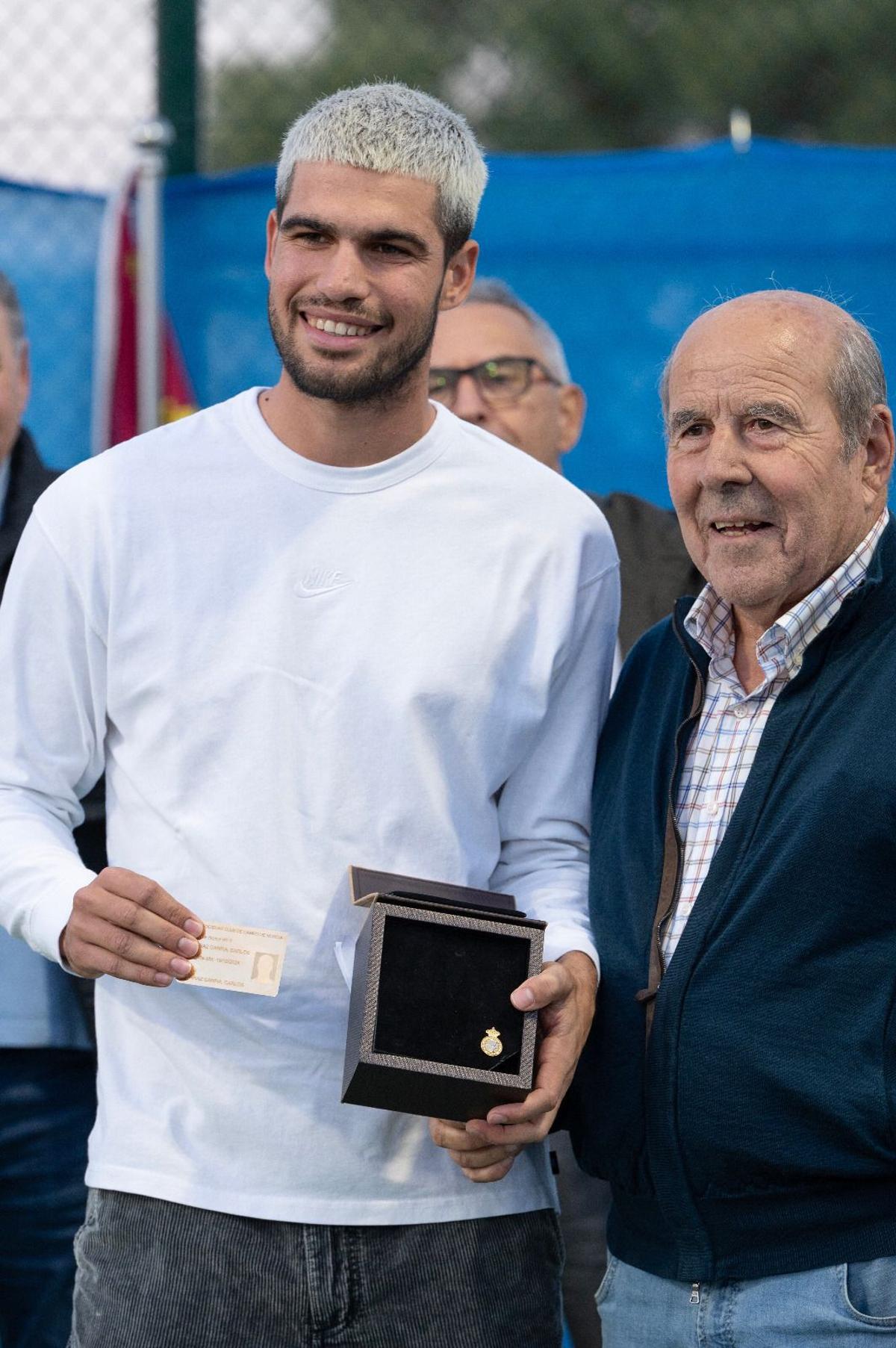 Carlos Alcaraz en el momento en el que recibe la distinción.