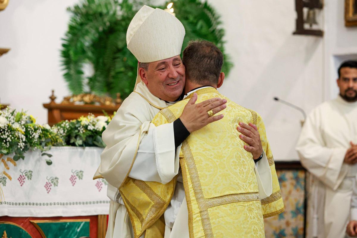 El obispo de Ibiza abraza al nuevo diácono