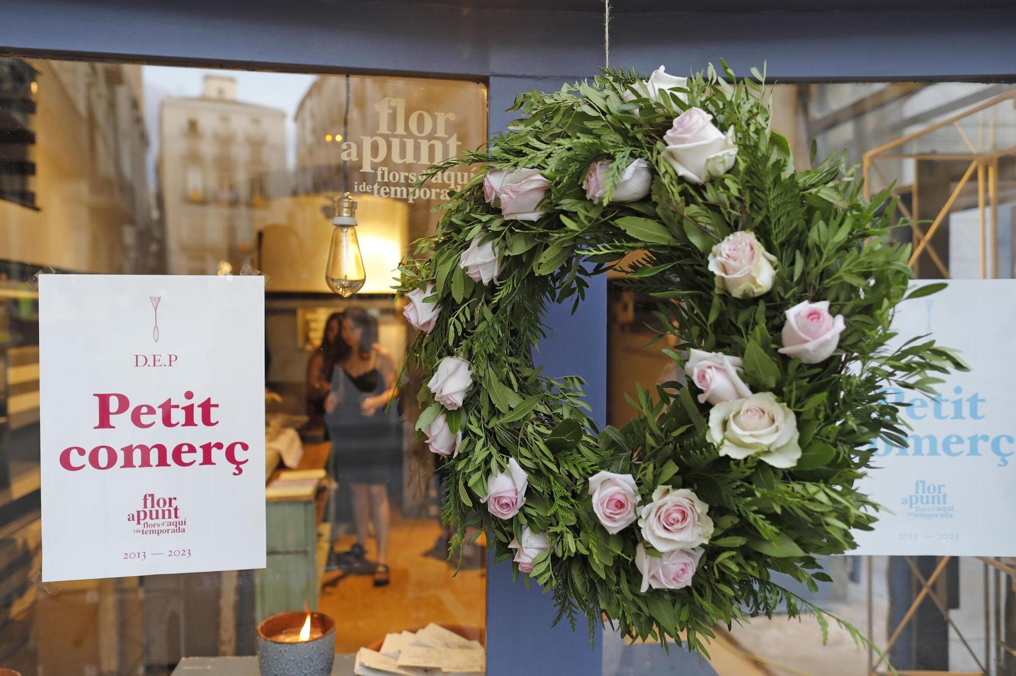 La floristeria Flor a punt s’acomiada amb una festa i una actuació musical