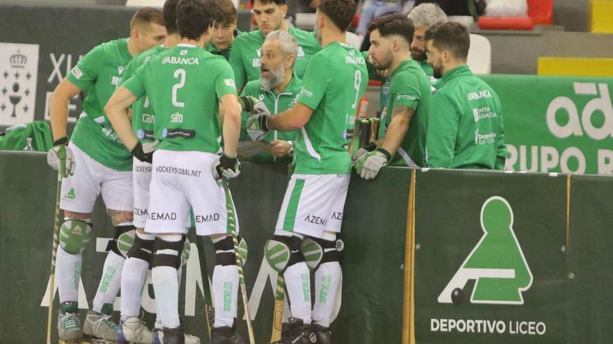 Arriba, los jugadores del Liceo escuchan a Copa y, abajo, los del Leyma, con Epifanio. |  // I. L.